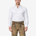 Model wearing Alpine charm lederhosen for men in light brown leather with traditional Bavarian embroidery