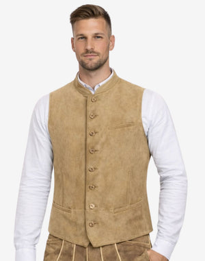 Model wearing light brown suede Trachten vest paired with white shirt and lederhosen for Oktoberfest outfit.